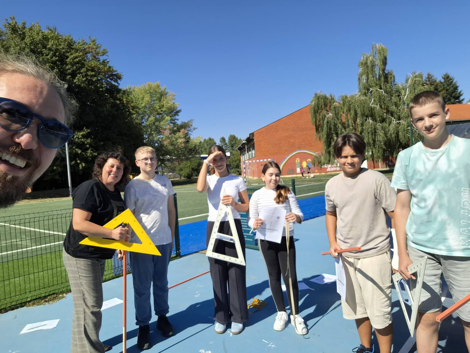 Veseli-tim-geografkinja-i-fizicara-na-zadatku